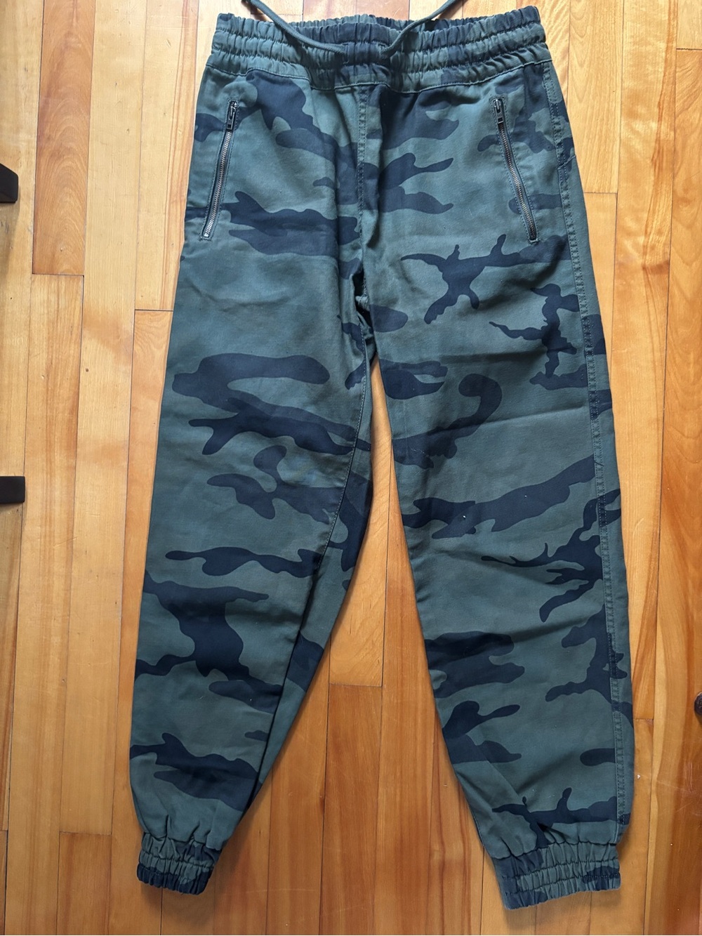 Aritzia TNA Alix Camo Pant Jogger size small.
